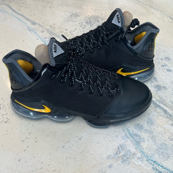 LEBRON XIX LOW Black/Universe Gold - Picture 3 of 8